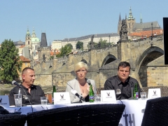 Zleva Jaroslav Vavřina, šéf Harley-Davidson Praha, Karla Šlechtová, ministryně ČR pro místní rozvoj, a Martin Heřmanský (Harley-Davidson EMEA) při vyhlášení oslav na tiskové konferenci v Praze