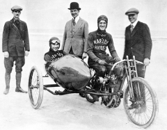 Model J, dvouválec 1200 cm3, při rekordní jízdě se sidecarem v Daytoně 1920 (Red Parkhurst/Fred Ludlow dosáhli 134 km/h)