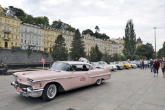 Cadillac DeVille Coupé z roku 1958 na startu v Karlových Varech před hotelem Thermal