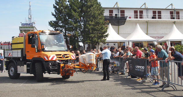 Zástupce firmy Croy, Ing. Milan Kužel, představuje vozidlo Unimog U 218 Zástupce firmy Croy, Ing. Milan Kužel, představuje vozidlo Unimog U 218