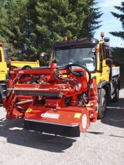 Unimog U 427 s čelní tandemovou sekačkou Dücker