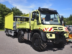 Unimog U 529 Agrar s návěsem s výtlačným štítem Fliegl na tandemovém podvozku