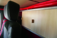 Kredenc za sedadly v kabině Tatry 815 umístěná na zadním čele. Něco podobného je v novodobých speciálech zcela nemožné.