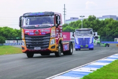 Adam Lacko v čínském truckovém šampionátu s místním tahačem sekunduje Davidu Vršeckému jedoucímu na speciálu Tatra Phoenix.