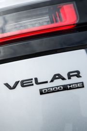 Velar je prvním Land (Range) Roverem využívajícím novou logiku označování. P a D označují typ paliva, číslo výkon v koňských silách
