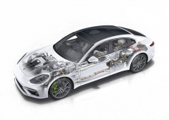 Vrcholné provedení řady Panamera v podobě plug-in hybridu Turbo S E-Hybrid s celkovým výkonem 500 kW (680 k) zůstává vyhrazeno karoserii liftback. Akumulátory i výkonová elektronika jsou pro optimální rozložení hmotnosti umístěny vzadu, nicméně díky tomu je mírně omezen prostor pro zavazadla