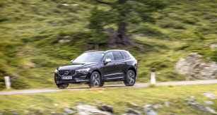 Styl moderních vozů Volvo je jasně patrný, XC60 ale působí dynamičtěji než větší modely řady 90