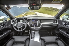 V interiéru nová XC60 nezapře, že míří mezi prémiové vozy svého segmentu