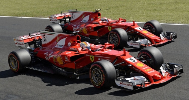 Ferrari SF70H ovládla letošní Velkou cenu Maďarska; Sebastian Vettel (číslo 5) vyhrál před Kimim Räikkönenem (7)