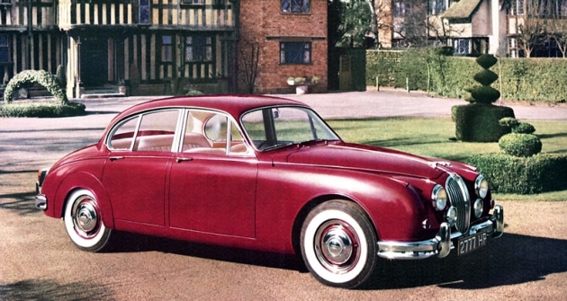 Jaguar Mk.II se představil roku 1959 jako druhá verze kompaktního sedanu, vyráběného od roku 1955 (na snímku 2.4 Litre Mk.II)
