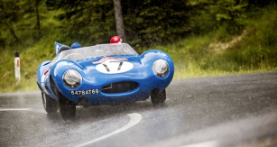 Závodní Jaguar D-Type se vyráběl v letech 1954 až 1957. Pohání jej řadový šestiválec 3,4 litru