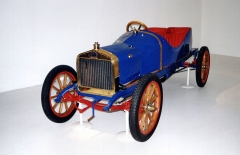 Závodní voiturette typu F, poháněná jednoválcem 939 cm3 o výkonu 7,7 kW (10,5 k) s třístupňovou převodovkou (model 1908)