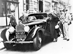 Slavná britská letkyně Amy Johnsonová pózuje se sportovním sedanem Delage D8S, opatřeným karoserií Chapron (1934)