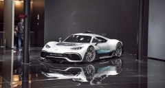 Mercedes-AMG Project ONE, vize techniky formule 1 pro běžný provoz. Hybridní poháněcí ústrojí má prý přes 1000 koní, nejvyšší rychlost více než 350 km/h