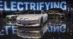 Na vlně elektromobilů se nesla také hala BMW Group. V popředí studie BMW i Vision Dynamics, za ní Mini Electric Concept a BMW Concept X7 iPerformance