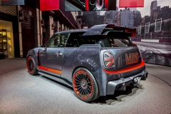 Mini John Cooper Works GP Concept staví na závodní historii Mini. Vyniká aerodynamickými doplňky, o technice žel mnoho nevíme