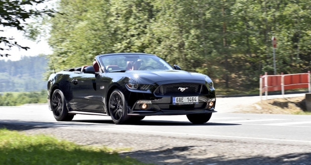 Osmiválcový Ford Mustang je velmi rychlá šelma, jež si vysloveně říká o krocení. I přes jistou těžkopádnost jsou jeho reakce vždy naprosto předvídatelné a čitelné