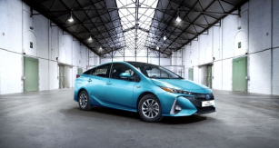 Prius Plug-in lze dobíjet z vnějšího zdroje, zásluhou velké baterie ujede čistě na elektřinu až 50 km ­(normovaný cyklus měření EU)