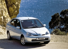 První generace Toyoty Prius vyjela za zákazníky v roce 1997. Zásluhou vysoké kvality zpracování mnoho těchto vozů stále spolehlivě funguje