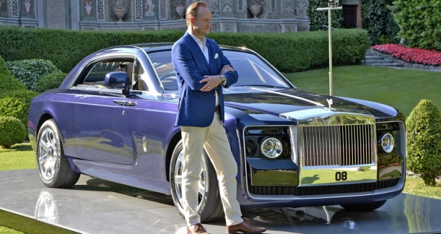 Giles Taylor a jeho Rolls-Royce Sweptail 103EX v podvečeru hotelového parku