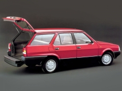Regata Weekend se představila v roce 1984. U kombíků Fiat založila dlouhou tradici dvoudílné zadní výklopné stěny
