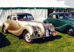 První Bristol 400 vznikl na základě sportovních vozů BMW 327/28 v roce 1946
