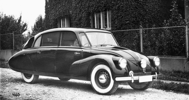 Tatra 87 ročníku 1938 s celokovovou karoserií a volantem vpravo