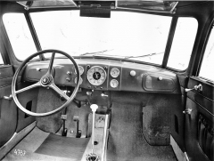Přístrojová deska jednoho z prvních vozů Tatra 87 s volantem vlevo