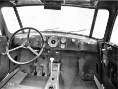 Přístrojová deska jednoho z prvních vozů Tatra 87 s volantem vlevo