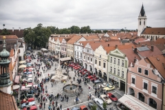 Náměstí plné klasických vozů a youngtimerů – zastávka na oběd v Třeboni přilákala davy fanoušků