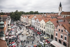 Náměstí plné klasických vozů a youngtimerů – zastávka na oběd v Třeboni přilákala davy fanoušků