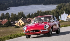 Vítězná posádka A. Pance/A. Ruthová s Jaguarem E-Type z roku 1962 dokázala, že i s dlouhým předkem se dá jezdit na setiny přesně