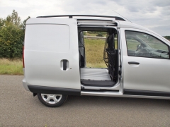 dacia - Posuvné dveře na pravé straně jsou ve standardu, na levém boku za příplatek