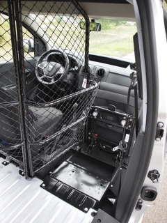 dacia-Po sklopení sedadla spolujezdce vpřed lze otočit část přepážky, řádně aretovat a můžete přepravovat předměty v délce 2350 mm