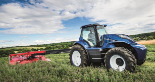 Traktor New Holland poháněný motorem na metan