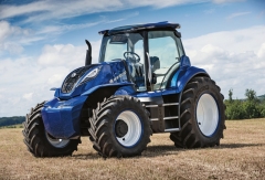 Traktor New Holland poháněný motorem na metan