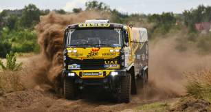 Soutěžní kamion LIAZ zvaný Franta v plné jízdě na trati Baja Poland 2017