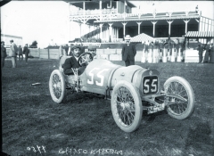 V závodní voituretě Lion-Peugeot v roce 1908 na Grand Prix des Voiturettes v Dieppe.