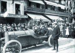 Před Velkou cenou Francie 1912 na okruhu Sarthe v Le Mans ve voze Peugeot.