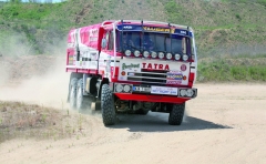 I po třiceti letech stojí za to se posadit za volant speciálu T 815 VE 6x6 „Ostrý-II“ startovní číslo 635 – Dakar 1986. Dvanáctiválcový motor Tatra je prostě paráda.