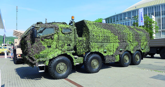 T 815-7T3RC1.301 8x8.1R s mobilním maskovacím systémem – maska přichycená na vozidle pomocí tzv. suchých zipů. T 815-7T3RC1.301 8x8.1R s mobilním maskovacím systémem – maska přichycená na vozidle pomocí tzv. suchých zipů.