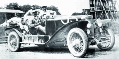 ZA volantem vozu RL Sport druhé série Enzo Ferrari. Fotografováno na okruhu Monza během závodů Coppa delle Alpi v roce 1923.