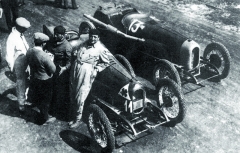 Před závodem Targa Florio 1923. Alfa Romeo RL startovní číslo 11 patří Masettimu. Třináctka potom Sivoccimu. Zajímavostí je, že Masetti má na kapotě vozu čtyřlístek pro štěstí, zatím co Sivocci ne, a navíc má jinak umístěné startovní číslo.