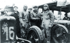 Zleva. Ugo Sivocci, Giuseppe Campari a Antonio Ascari – všichni postupně našli smrt na závodní dráze. První v Monze roku 1923, druhý tamtéž v roce 1933 a třetí v Monthéry v roce 1925.