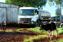 Mercedes-Benz Atego v úpravě pro svoz mléka.