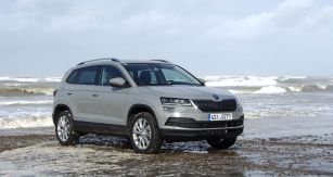 Škoda Karoq 2.0 TDI/DSG 4x4 při prvních COTY testech pózuje ve vlnách Severního moře