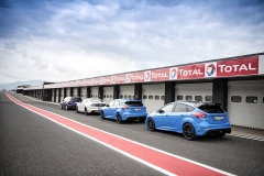 Ford Focus RS Edition jsme zkoušeli na autodromu v Mostě po boku standardní verze RS, Fordu Mustang a Focusu ST