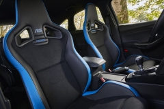 Součástí RS Edition jsou sportovní sedadla Recaro s modrými zvýrazňujícími prvky, ladícími s barvou karoserie