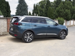 Při pohledu na zadní část vozu Peugeot 5008 a jeho strmou výklopnou stěnu je zřejmé, že vše zde bylo při vývoji podřízeno nabídce co největšího interiéru