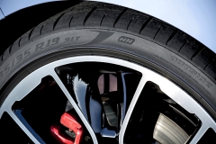 Verze Performance je vybavena sportovními pneumatikami Pirelli s přesně „naladě­- nými“ vlastnostmi. Mají označení HN